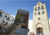 Los pueblos también quieren ser ‘inteligentes’ Mano sosteniendo móvil al fondo iglesia
