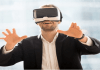 Uso de la tecnología en empresas: los mejores usos para la realidad virtual Persona con gafas de realidad virtual