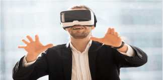 Uso de la tecnología en empresas: los mejores usos para la realidad virtual Persona con gafas de realidad virtual