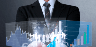 Ocho tecnologías para las PYMES para aumentar su competitividad Hombre sosteniendo una imagen virtual