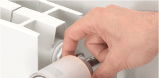 Válvulas inteligentes para radiadores que permiten controlar y gestionar el consumo energético Persona cambiando la válvula de la calefacción