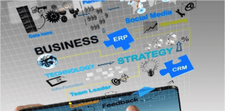 Aumenta las ventas de tu negocio con un CRM Pantalla de ordenador con imágenes que salen sobre estrategia, negocio.