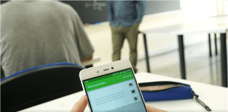 Una App transmite la explicación del profesor con subtítulos para alumnos con discapacidad auditiva Móvil con una app especial para subtítulos
